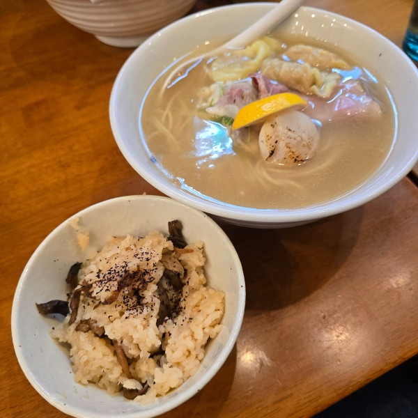 「鯛鶏豚の潮SOBAと舞茸しめじの炊き込みご飯セットワンタン」@麺屋 Hulu-luの写真