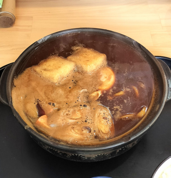 「味噌煮込みうどん 900円＋玉子50円＋かしわ100円」@善之屋の写真