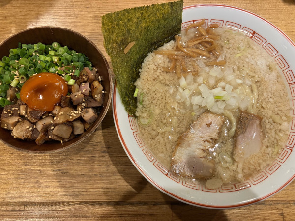 「背脂中華そば　X丼」@超多加水自家製手揉み麺 きたかた食堂の写真