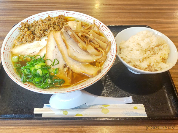 「すごい肉盛り旨辛そば（麺大盛り＋旨味煮玉子）」@わだ屋の写真