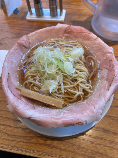 「ピストル(ﾁｬｰｼｭｰ5、大盛)　950円」@ラーメン大戦争 神田店の写真