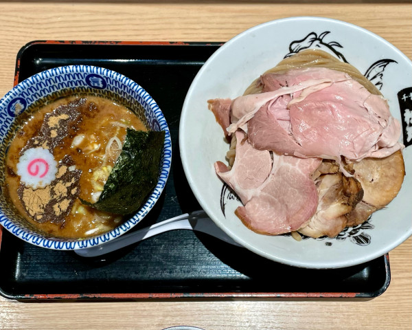「濃厚チャーシューつけ麺【豚骨魚介極太麺】」@松戸富田麺業 千葉駅構内店の写真