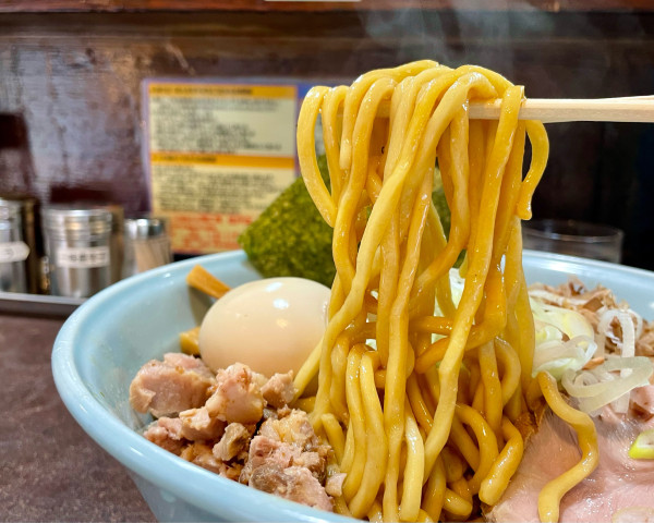 「油そば 大盛/燻製味玉子」@兎に角 松戸店の写真