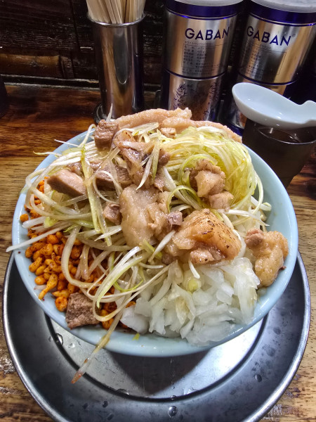 「小ラーメン　限定炙りネギチャーシュー　辛いやつ」@麺でる 多摩センター店の写真