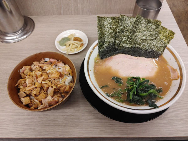 「醤油ラーメン　チャーシューまぶし　900+250円」@王道家直伝 との丸家 越谷店の写真