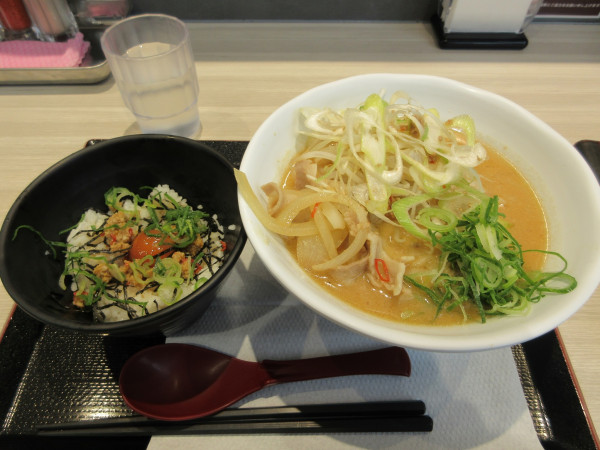 「味噌らーめん卵黄醤油漬け飯セット（１２００円）」@ごはんどき 阿見店の写真