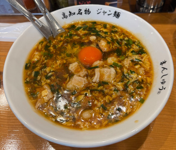 「卵落としジャン麺！ニンニク、モツ半量トッピング！」@まんしゅう 西中島店の写真