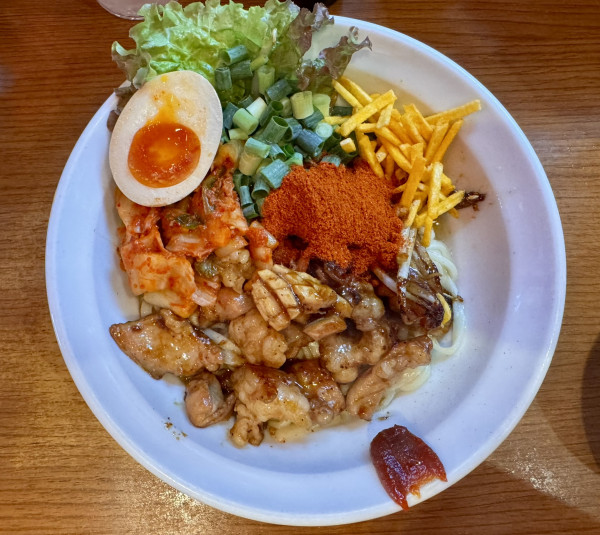 「旨辛ホルモンまぜそば」@麺と肉 だいつる ひるドラ鶴橋の写真