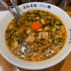 卵落としジャン麺！ニンニク、モツ半量トッピング！