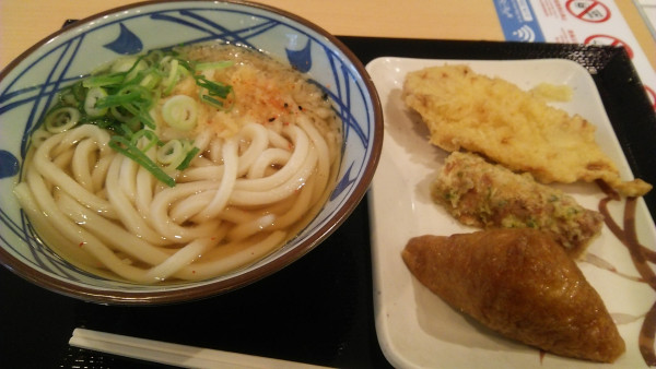 「かけ 温 並＋豚天＋ちくわ磯部天ハーフ＋いなり」@丸亀製麺 東京ドームシティ店の写真
