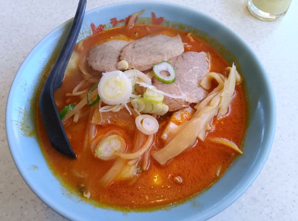 「ピリ辛ラーメン　1,050円」@ラーメンさんぱち 釧路昭和店の写真