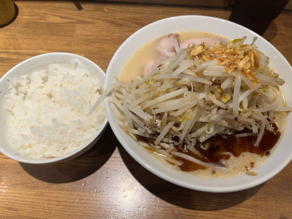 「黒味噌ﾗｰﾒﾝ大盛固め もやし増し ﾗｲｽ890円」@花木流味噌ラーメンの写真