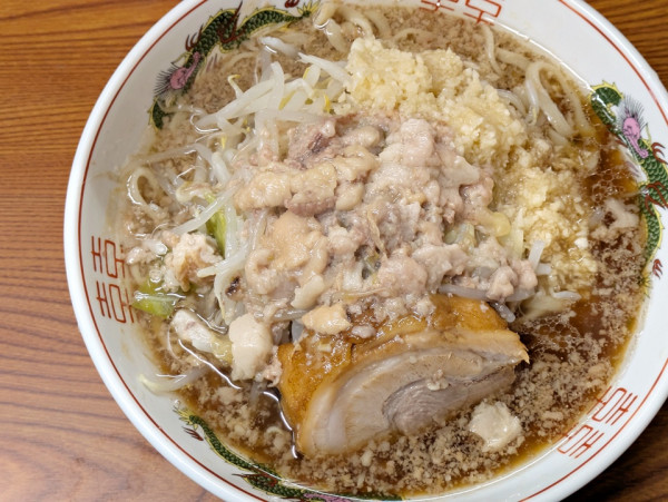 「ラーメン（麺半分ニンニクマシヤサイ少なめアブラ）」@ラーメン二郎 亀戸店の写真