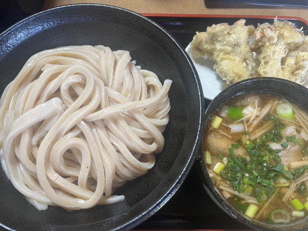 「貝ダシの肉汁うどん、中盛り+まいたけ天」@田舎うどん てつの写真