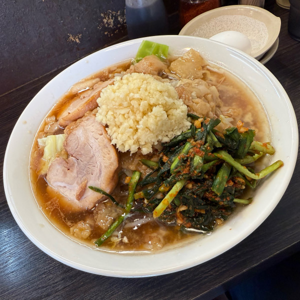 「らーめん（300g）・生玉子 ・ニラキムチ『コール』 ニンニクマ」@六麓 豚らーめんの写真