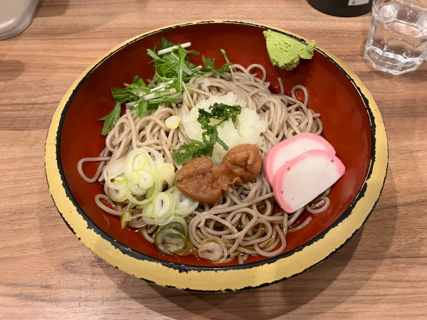 「梅おろし蕎麦 858円」@食の宝庫 北海道 JR函館駅店の写真