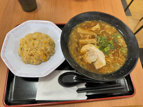 「黒丸ブラックラーメンと半チャーハン」@黒丸PA上りフードコートの写真