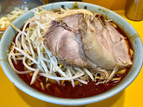 「限定 カレーんじゃね？ 超激辛仕様 ヤサイスクナメ 玉ねぎたまご」@ラーメン二郎 八王子野猿街道店2の写真