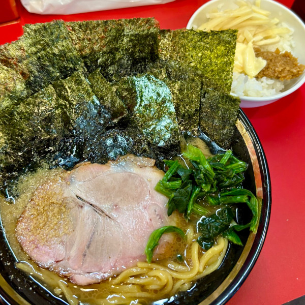 「ラーメン（やわらかめ・多め）＋のり＋小ライス」@家系ラーメン王道家直伝 樹道家の写真