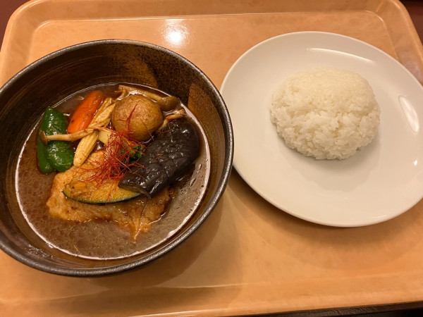 「チキンスープカレー 1540円」@lavi 新千歳空港店の写真