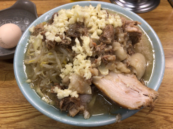 「ラーメン(ニンニク、ちょいヤサイ、アブラ)+生玉子 1180円」@ラーメン そらの写真