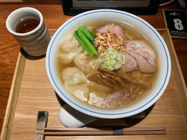 「塩ワンタンらぁ麺（本店サイズ）」@らぁ麺すぎ本 丸の内店の写真