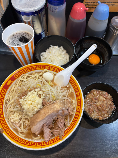 「ラーメン少なめ300g 玉ねぎ生卵黒烏龍茶」@えどもんどの写真