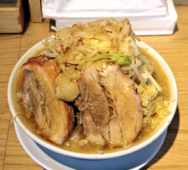 「チャーシュー麺（タマネギ以外全マシ）」@ラーメン豚の子の写真