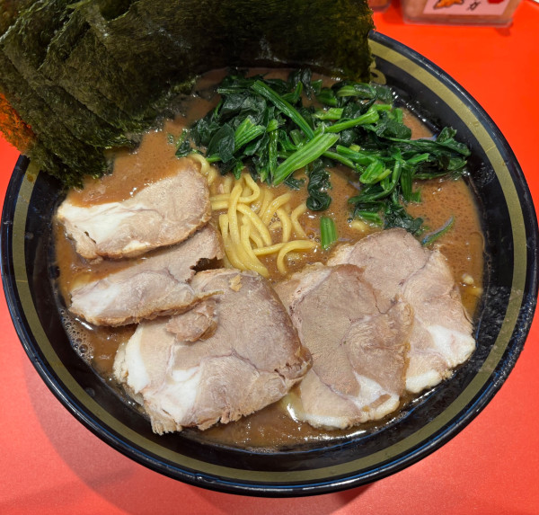「煮豚チャーシュー麺　中盛　+  海苔　+  ほうれん草」@横濱家系ラーメン 二代目鈴木家の写真