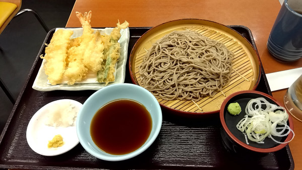 「天ぷらと藪そば（８２０円）」@天丼 てんや 八王子北口店の写真
