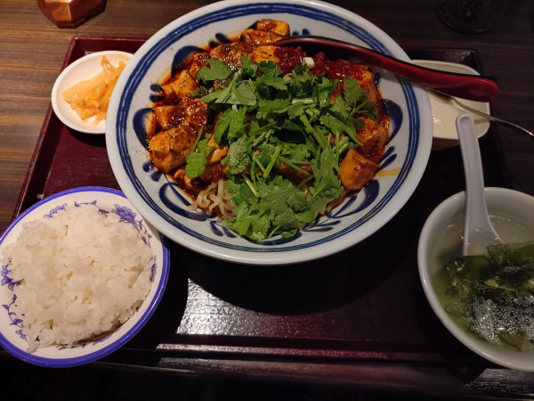 「汁なし麻婆豆腐麺、大盛、小ライス&バクチー」@本格四川料理 麻辣先生の写真