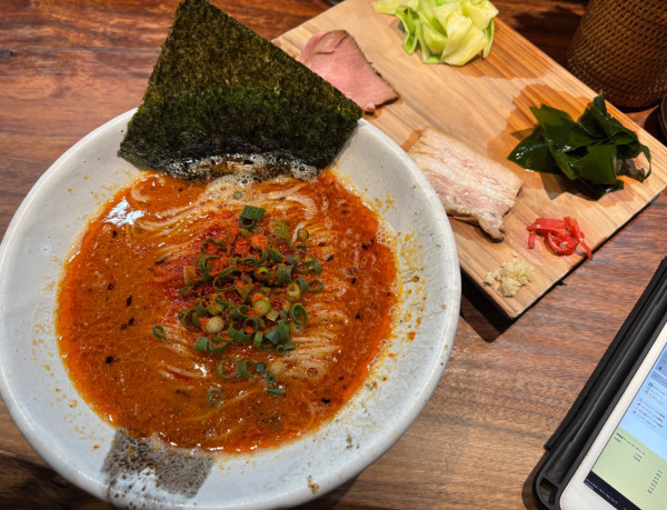 「岩中豚と博多地鶏で支えた吸収豚骨　+   カラミスコーピオン」@NATURAL TASTEの写真