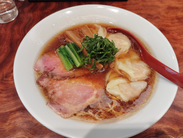 「海老ワンタン醤油そば　　1400円」@三馬路 東京店の写真