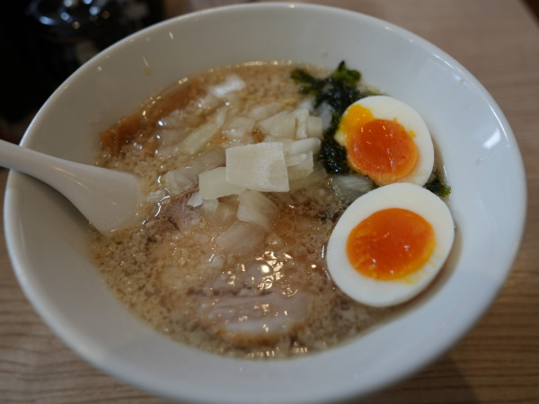 「限定 燕三条らー麺＋サービス味玉」@コッテリの塩らー麺専門店 MANNISH 日暮里店の写真