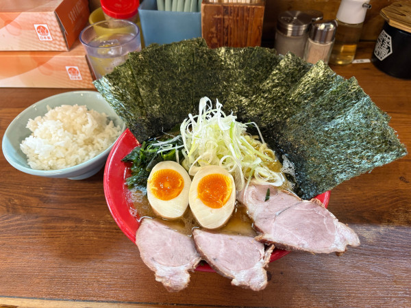 「ラーメン + 吉祥寺盛り(サービス券) + ライス」@吉祥寺 武蔵家の写真