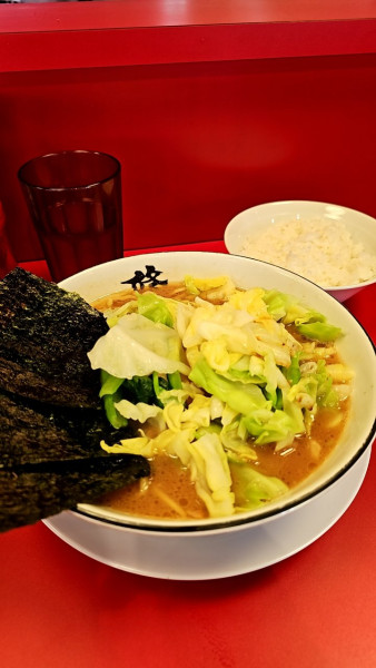 「チャーシューメン（中）1,250円キャベツ100円ライス150円」@家系ラーメン 王道家直系 修の写真