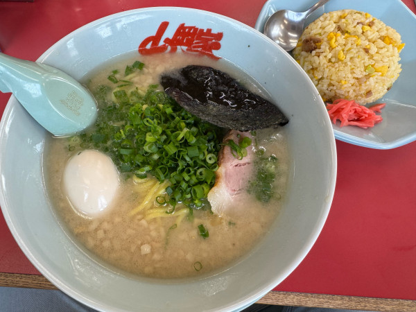 「プレミアム塩豚骨＋チャーハン」@山岡家 越谷レイクタウン店の写真