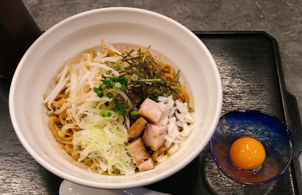 「あぶらそば【春限定】＋卵黄＋ライス」@麺や あらたの写真