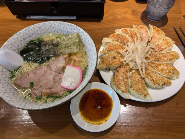 「塩ラーメンと餃子(中)12個」@むつぎくの写真