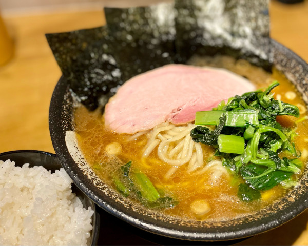 「豚骨醤油ラーメン/特盛(2玉)/ライス」@麺家 燻の写真