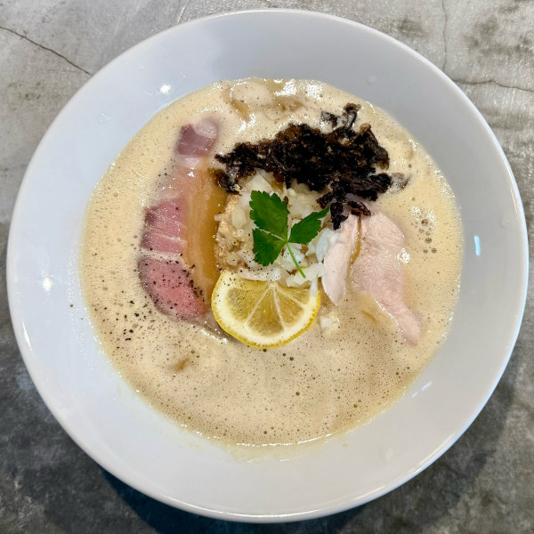 「鶏白湯海老しおらーめん（麺半分）¥950」@八二軒の写真