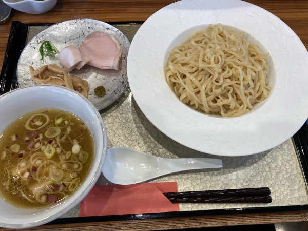 「塩つけ麺（大盛り）＋吊るし焼きチャーシュー」@彩とりの写真