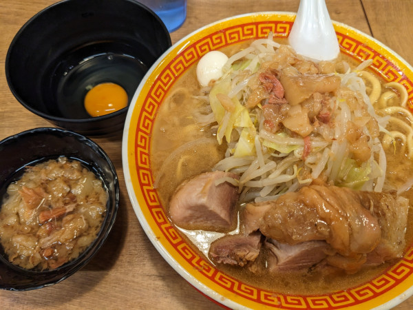 「ラーメン（220g）＋生卵」@えどもんど 新橋の写真