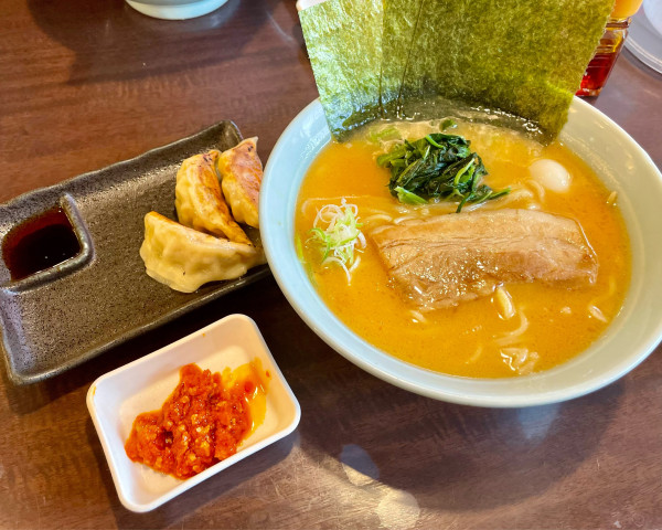 「ラーメン味噌(500円)/ライス(150円)/半餃子(無料)」@横濱家系ラーメン 祭家の写真