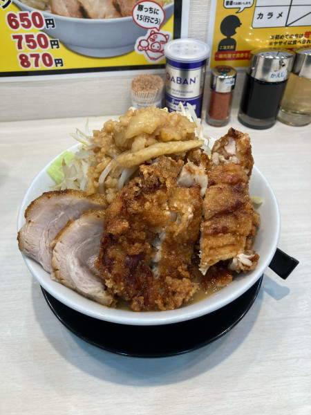 「グローブラーメン 1130円 野菜マシマシアブラマシニンニク」@ラーメン 豚っちの写真