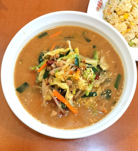 「野菜味噌ラーメン＋ニンニク炒飯セット 1100円」@吉香楼 朝倉店の写真
