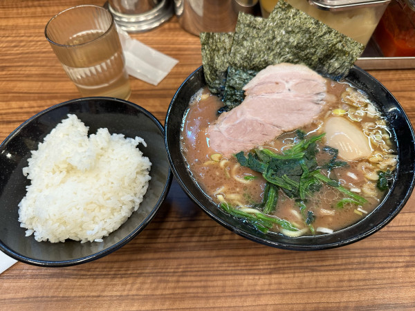 「半熟味玉ラーメン+ライス」@横浜家系らーめん 二代目 武道家の写真