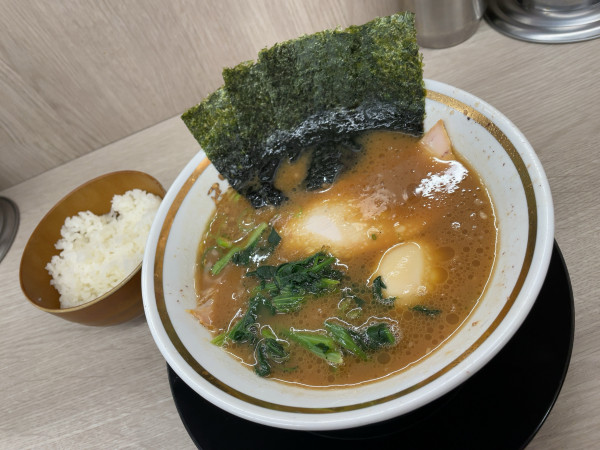 「ラーメン(麺半分)＋サービス味玉＋半ライス」@王道家直伝 との丸家 越谷店の写真