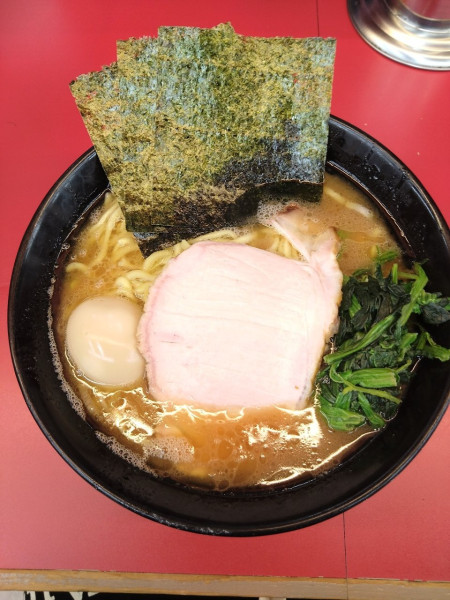 「ラーメン（中）（カタメコイメオオメ）＋半熟味玉」@横浜家系ラーメン 宮里家の写真