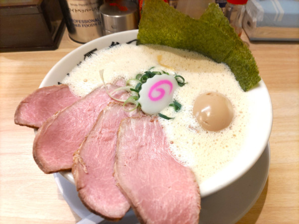 「鶏そば濃厚鶏白湯全部のせ 1200円」@鶏そば唆る 栄店の写真